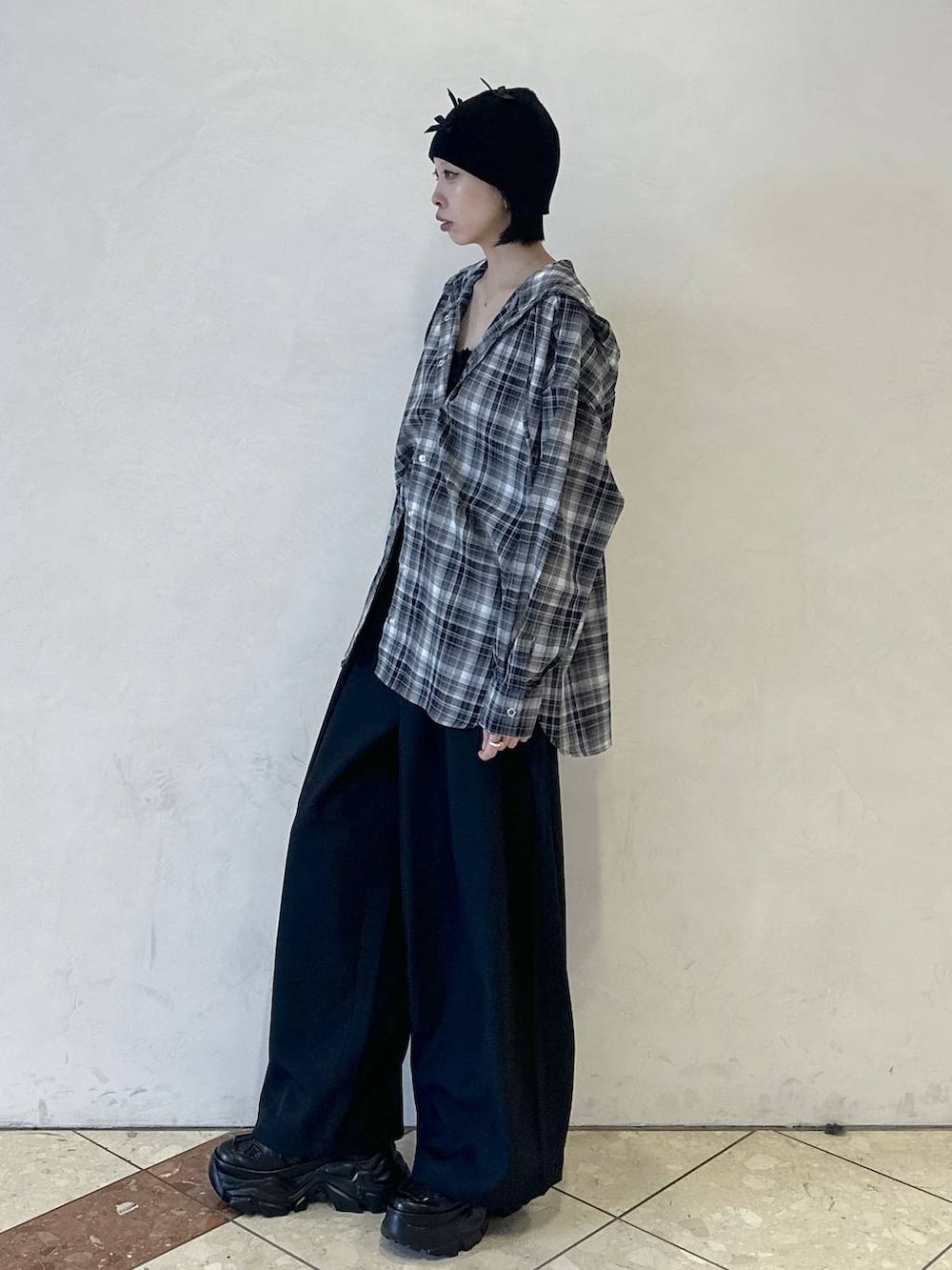 ブラック系のスニーカー、ブラック系のシャツ/ブラウス、ブラック系のスラックスを着用したレディースの春コーディネートの3枚目の写真