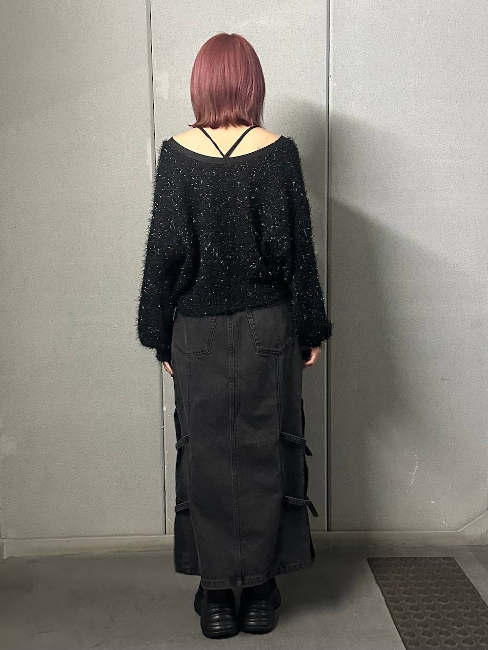 ブラック系のブーツ、ブラック系のデニムスカート、ブラック系のカーディガン/ボレロを着用したレディースの秋コーディネートの4枚目の写真