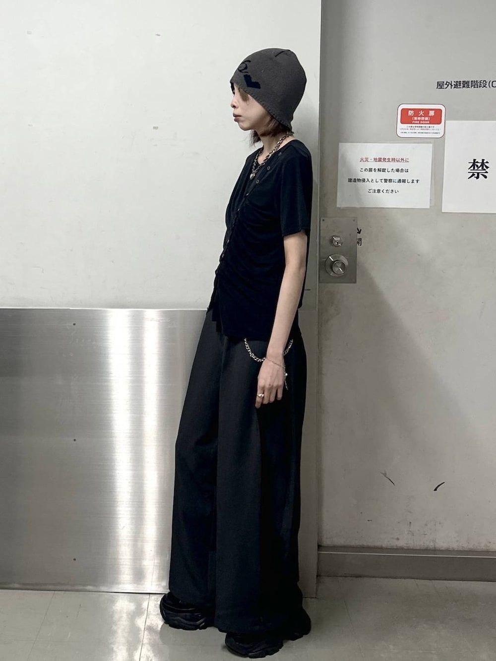 ブラック系のスニーカー、グレー系のスラックス、ブラック系のTシャツ/カットソーを着用したレディースの春コーディネートの3枚目の写真
