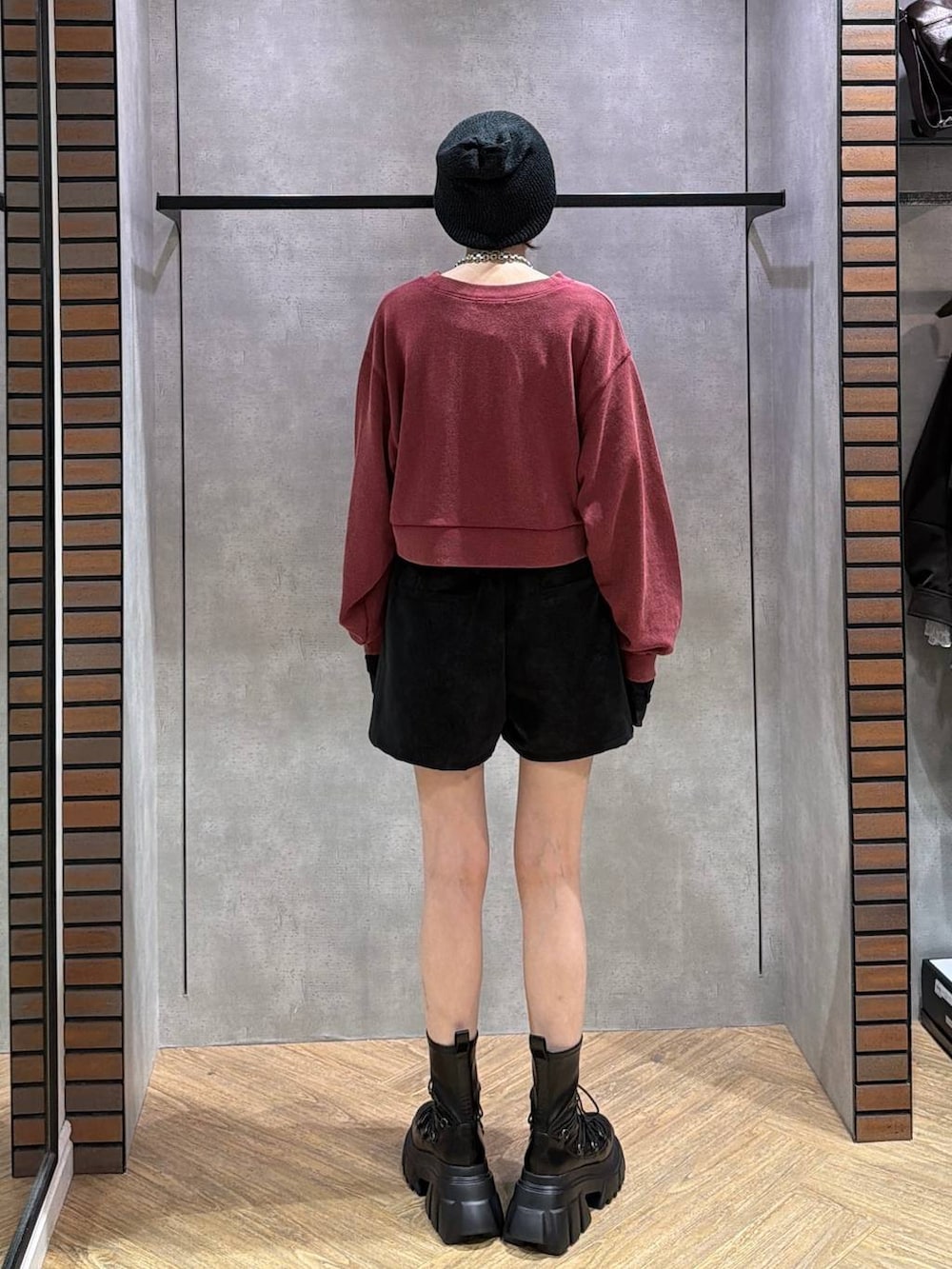ブラック系のブーツ、レッド系のスウェット、ブラック系のその他パンツを着用したレディースの秋コーディネートの4枚目の写真