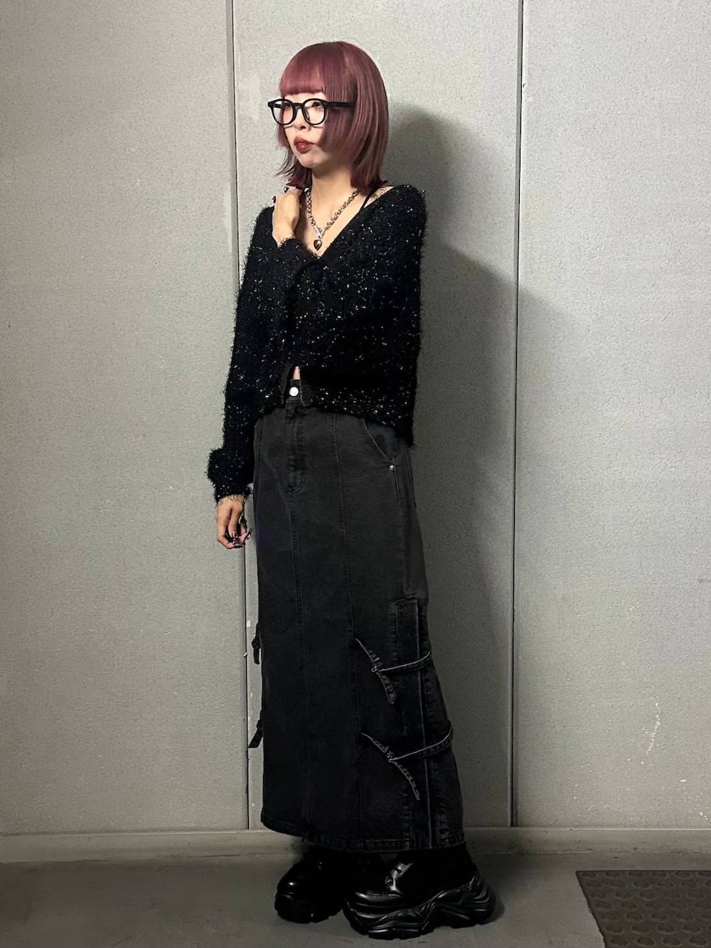 ブラック系のブーツ、ブラック系のデニムスカート、ブラック系のカーディガン/ボレロを着用したレディースの秋コーディネートの2枚目の写真