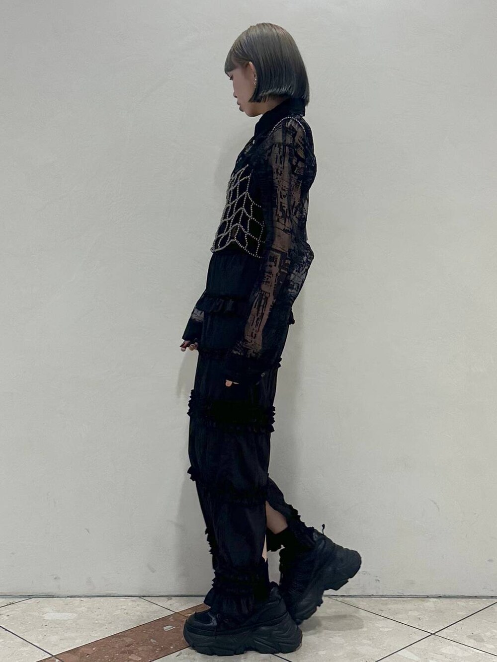 ブラック系のスニーカー、ブラック系のスカート、ブラック系のシャツ/ブラウスを着用したレディースの夏コーディネートの3枚目の写真