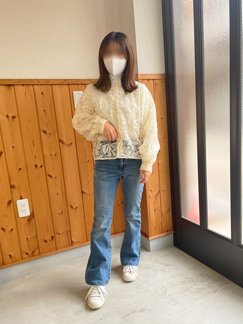 ホワイト系のシャツ/ブラウス、ブルー系のデニムパンツ、ホワイト系のスニーカーを着用したレディースの春コーディネートの2枚目の写真