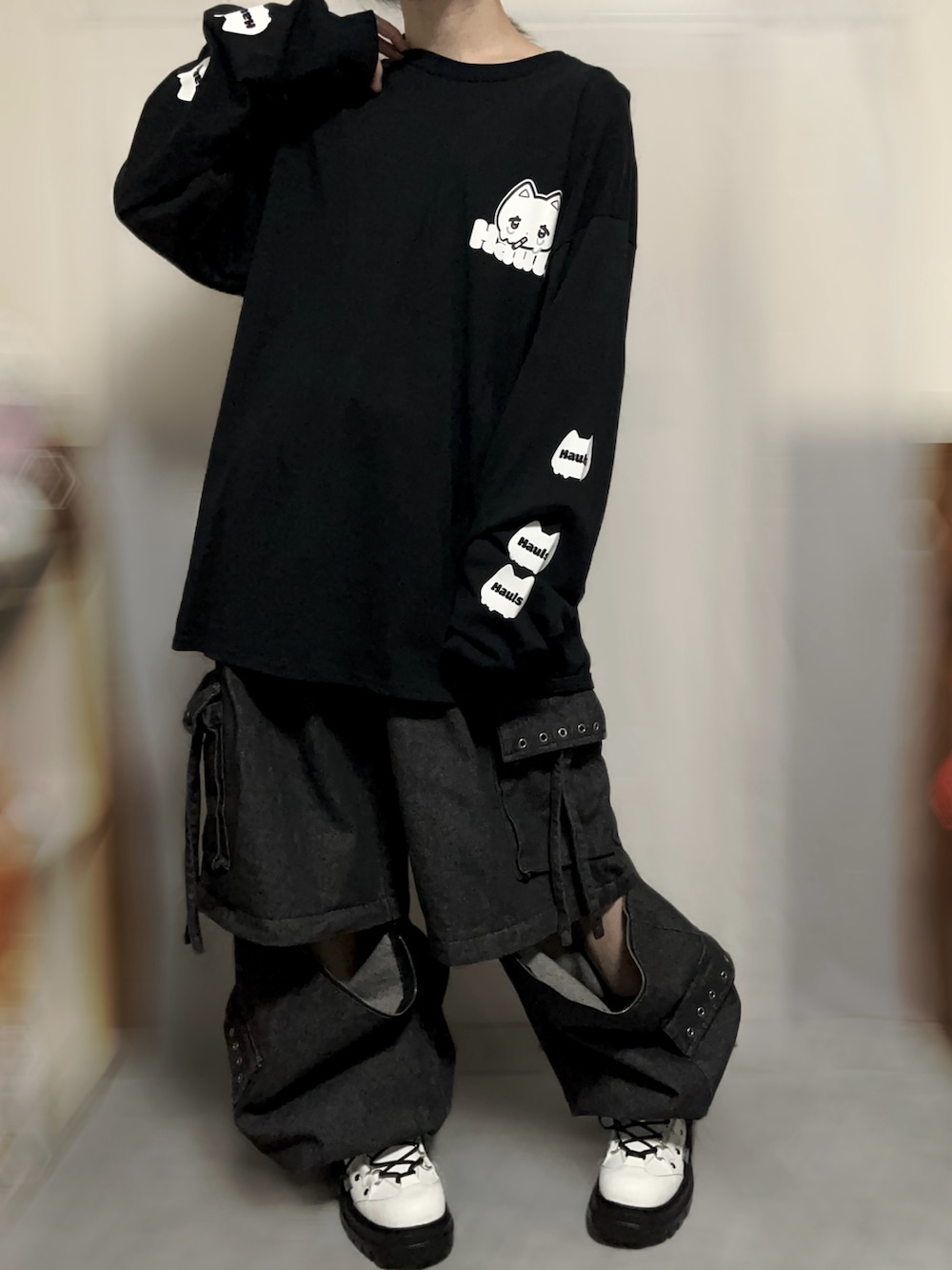 ブラック系のジャージ、ブラック系のTシャツ/カットソー、ブラック系のデニムパンツを着用したメンズの秋コーディネートの5枚目の写真