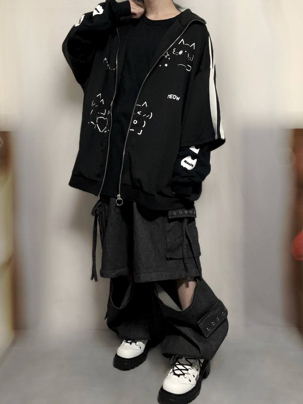 ブラック系のジャージ、ブラック系のTシャツ/カットソー、ブラック系のデニムパンツを着用したメンズの秋コーディネートの4枚目の写真