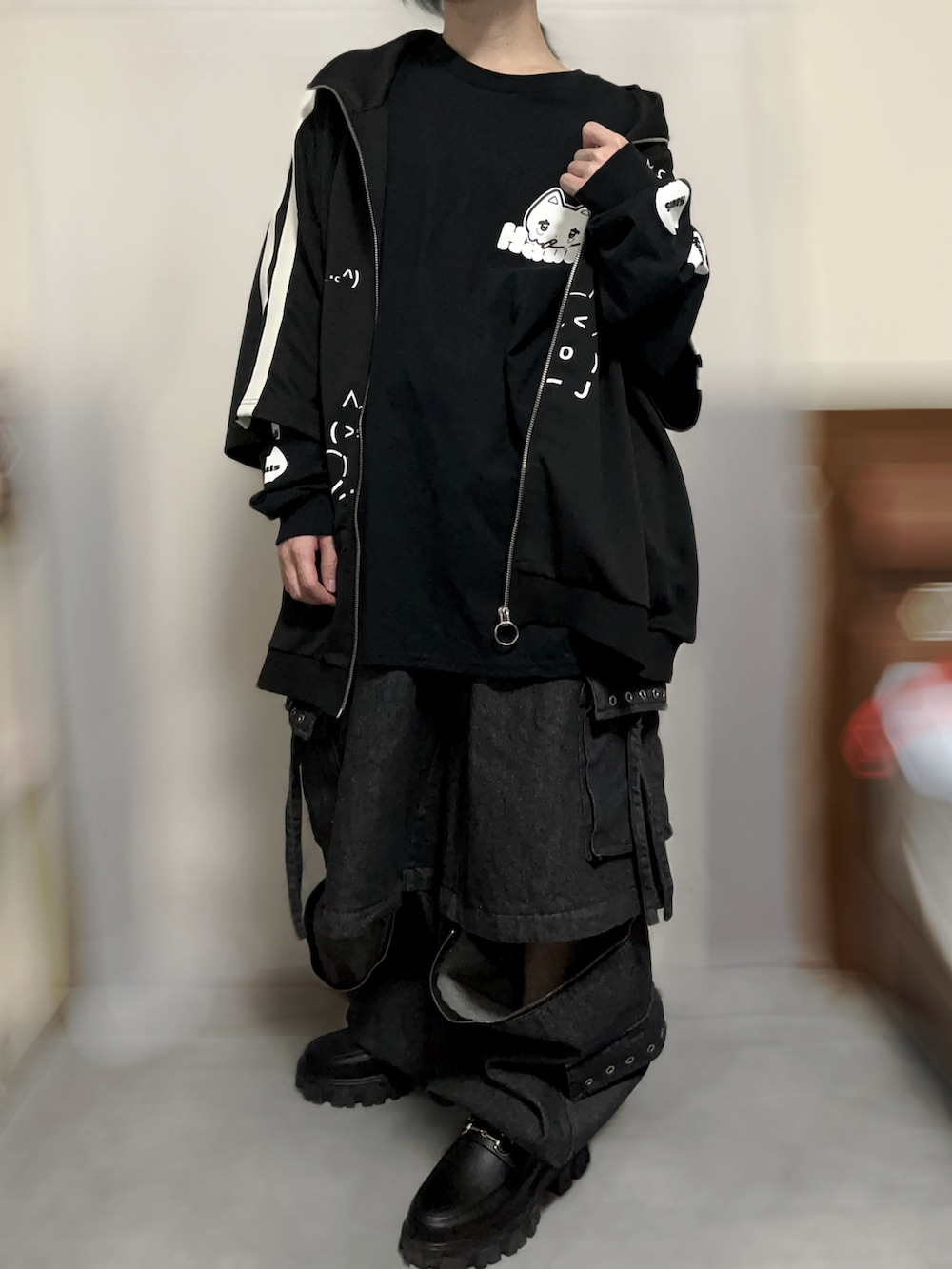 ブラック系のジャージ、ブラック系のTシャツ/カットソー、ブラック系のデニムパンツを着用したメンズの秋コーディネートの2枚目の写真