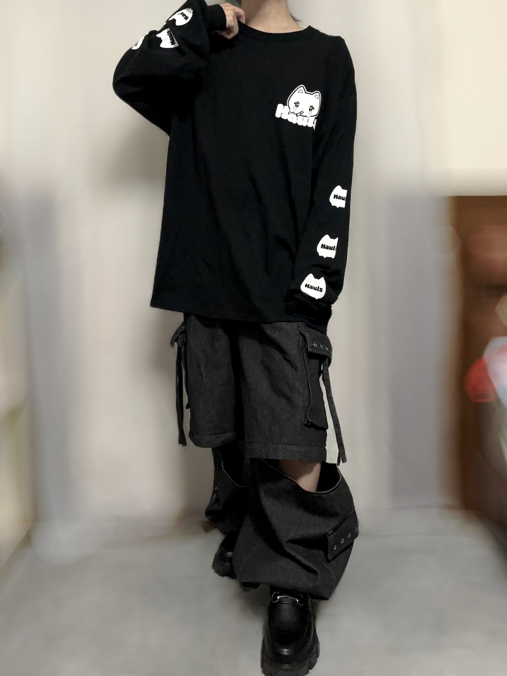 ブラック系のジャージ、ブラック系のTシャツ/カットソー、ブラック系のデニムパンツを着用したメンズの秋コーディネートの3枚目の写真