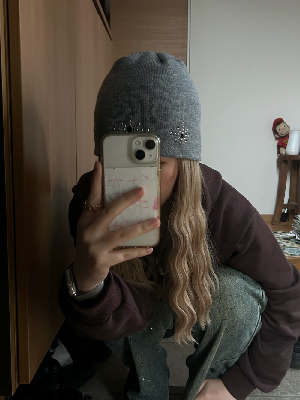 ブラウン系のパーカー、ブルー系のデニムパンツ、グレー系のニットキャップ/ビーニーを着用したレディースの春コーディネートの3枚目の写真