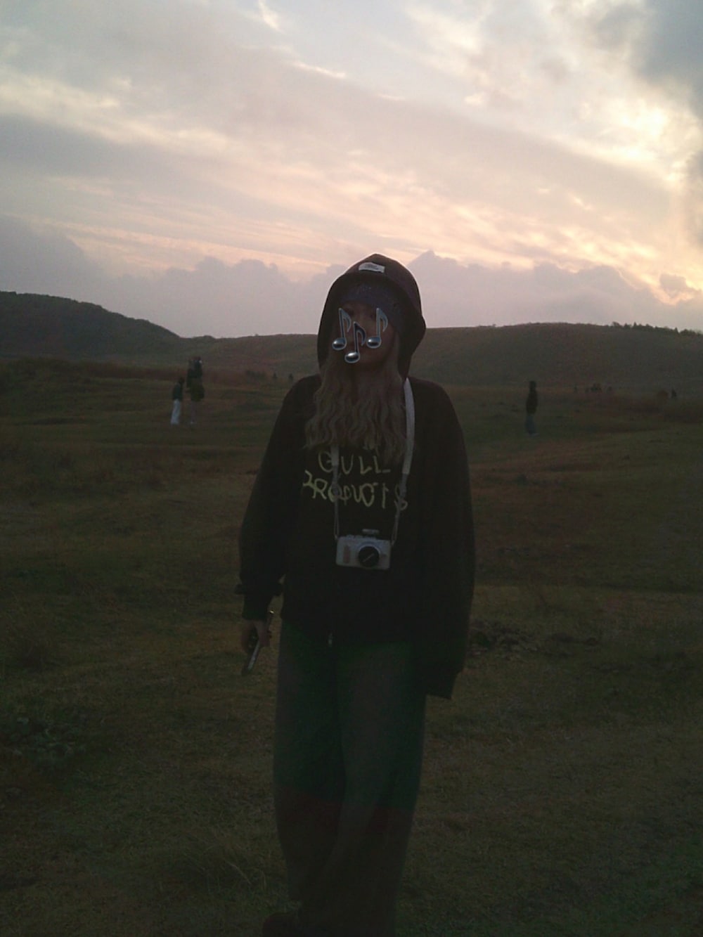 ブラウン系のパーカー、ブルー系のデニムパンツ、グレー系のニットキャップ/ビーニーを着用したレディースの春コーディネートの4枚目の写真