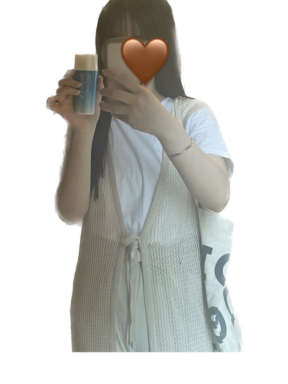 ホワイト系のTシャツ/カットソー、ベージュ系のカーディガン/ボレロ、ホワイト系のトートバッグを着用したレディースの秋コーディネートの2枚目の写真