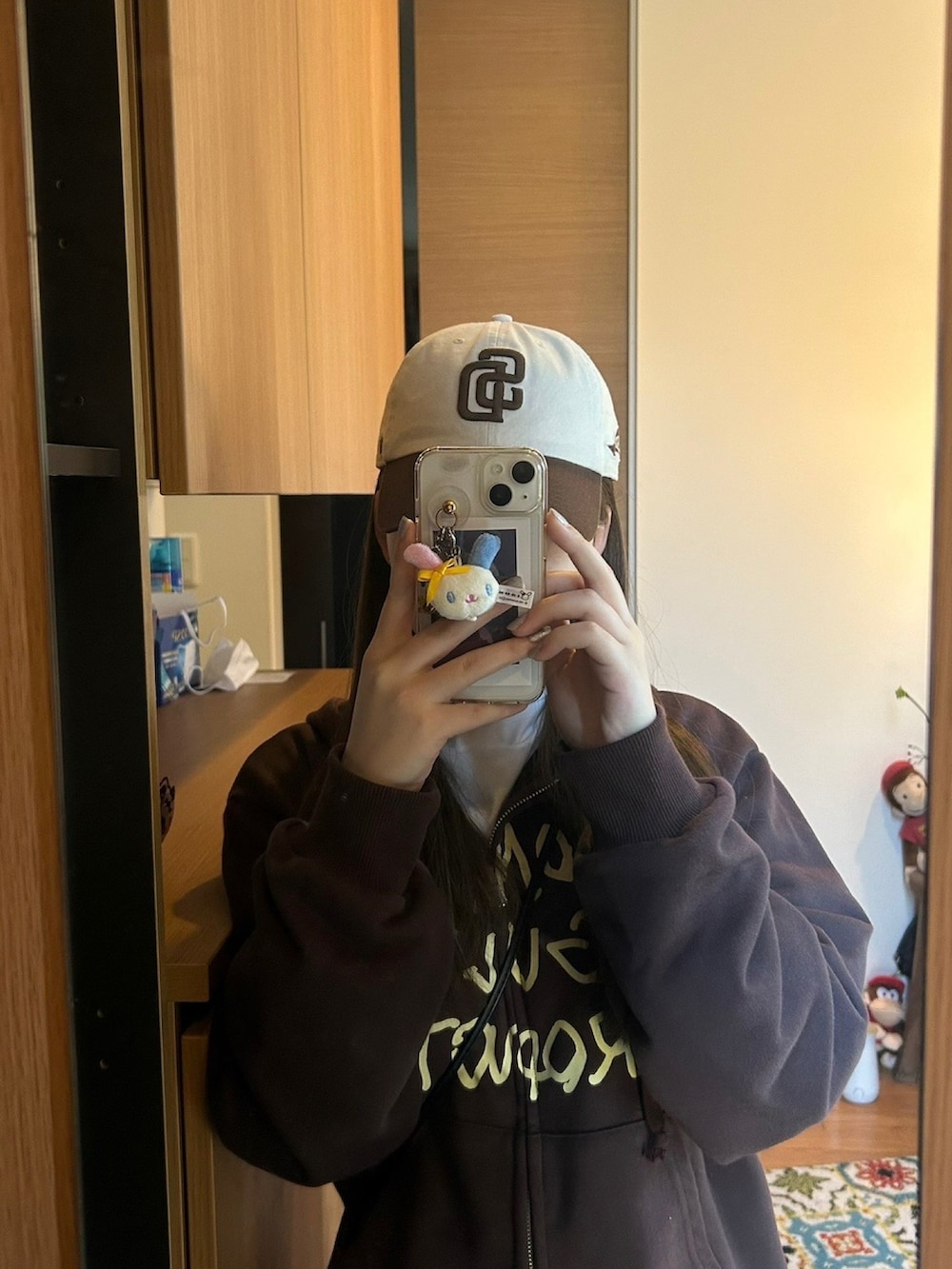 ブラウン系のパーカー、ブルー系のデニムパンツ、グレー系のニットキャップ/ビーニーを着用したレディースの春コーディネートの2枚目の写真