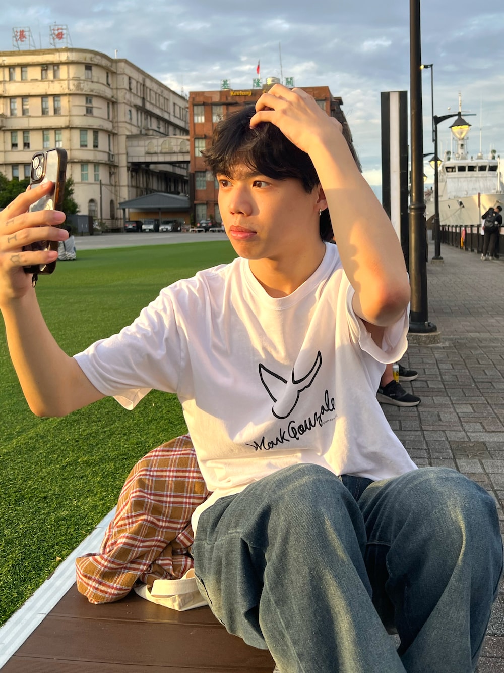 その他のシューズ、ホワイト系のTシャツ/カットソーを着用したメンズの秋コーディネートの2枚目の写真