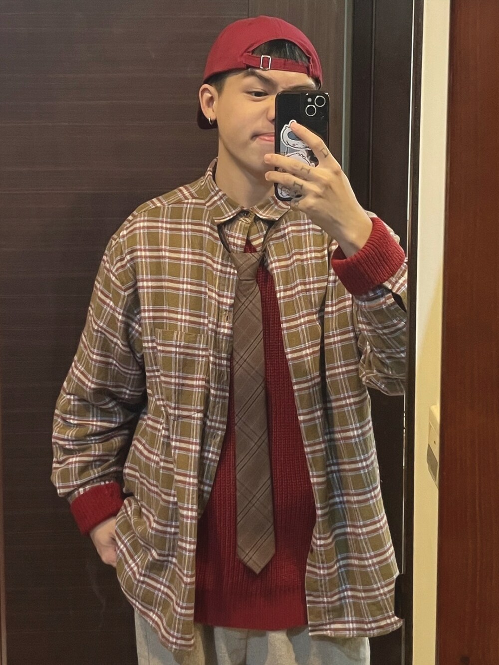 ブラウン系のシャツ/ブラウス、オレンジ系のスニーカーを着用したメンズの冬コーディネートの2枚目の写真