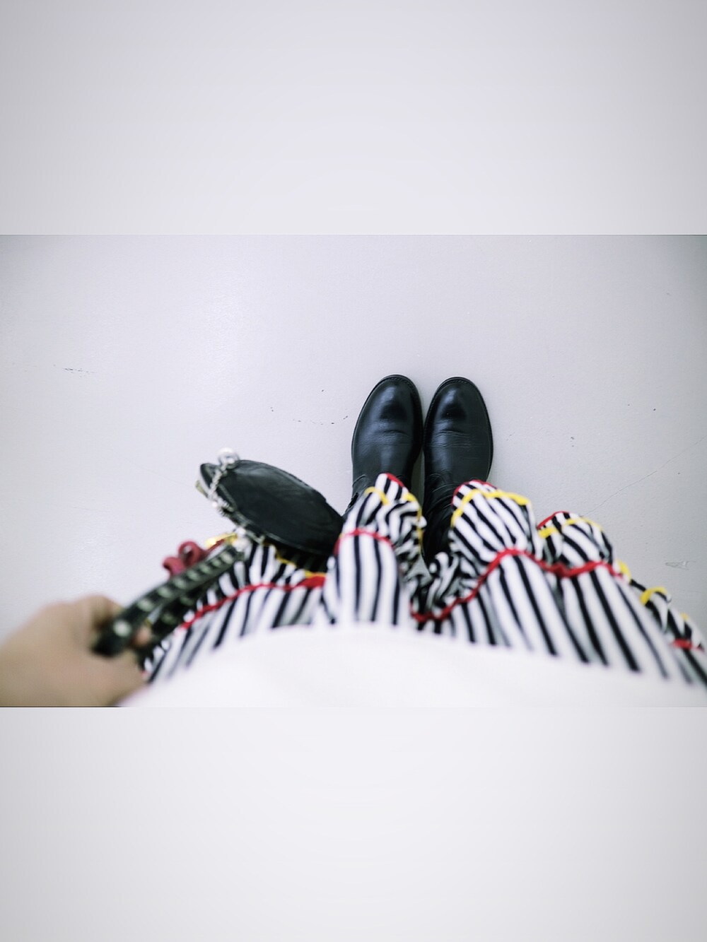 ブラック系のシューズ、その他のワンピース/ドレス、ブラック系のボストンバッグを着用したレディースの冬コーディネートの2枚目の写真