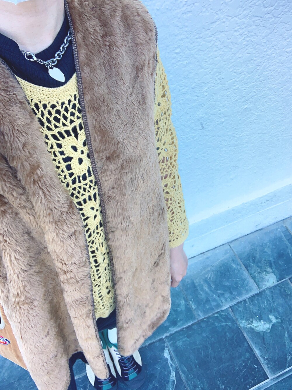 ブラウン系のジャケット/アウター、イエロー系のトップス、シルバー系のアクセサリーを着用したレディースの冬コーディネートの2枚目の写真