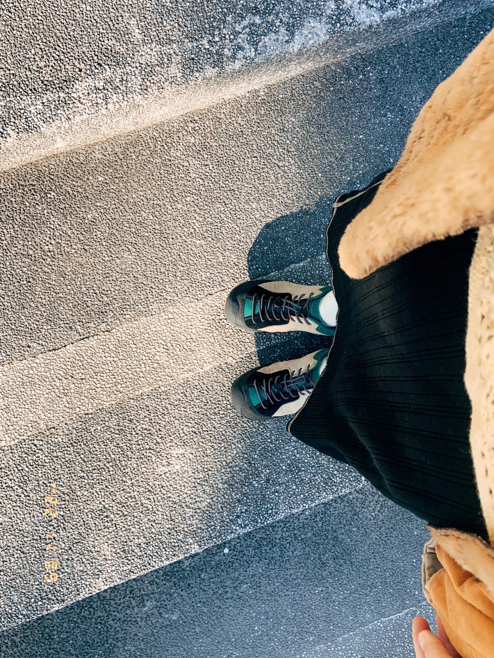 ブラウン系のジャケット/アウター、イエロー系のトップス、シルバー系のアクセサリーを着用したレディースの冬コーディネートの4枚目の写真