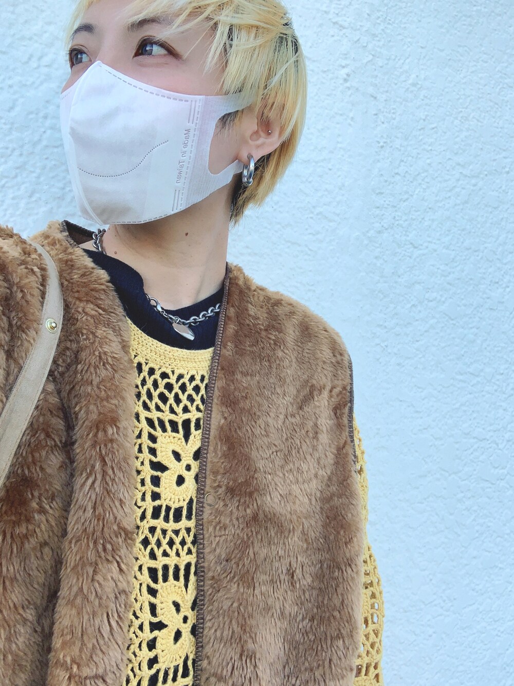 ブラウン系のジャケット/アウター、イエロー系のトップス、シルバー系のアクセサリーを着用したレディースの冬コーディネートの3枚目の写真