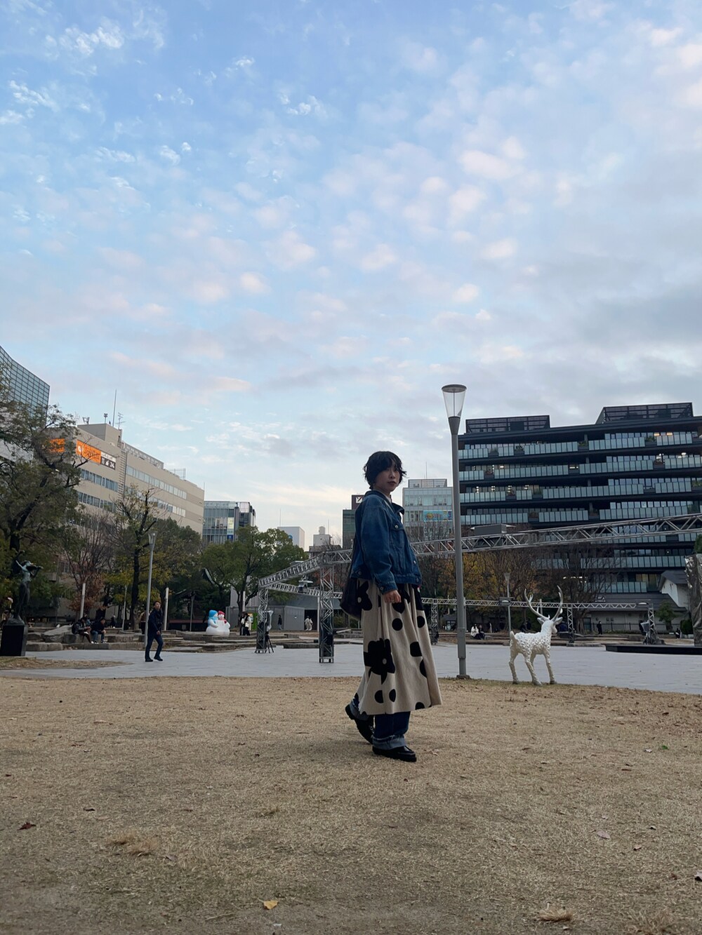 ブルー系のデニムパンツ、ブルー系のデニムジャケット、ホワイト系のシャツ/ブラウスを着用したレディースの冬コーディネートの2枚目の写真