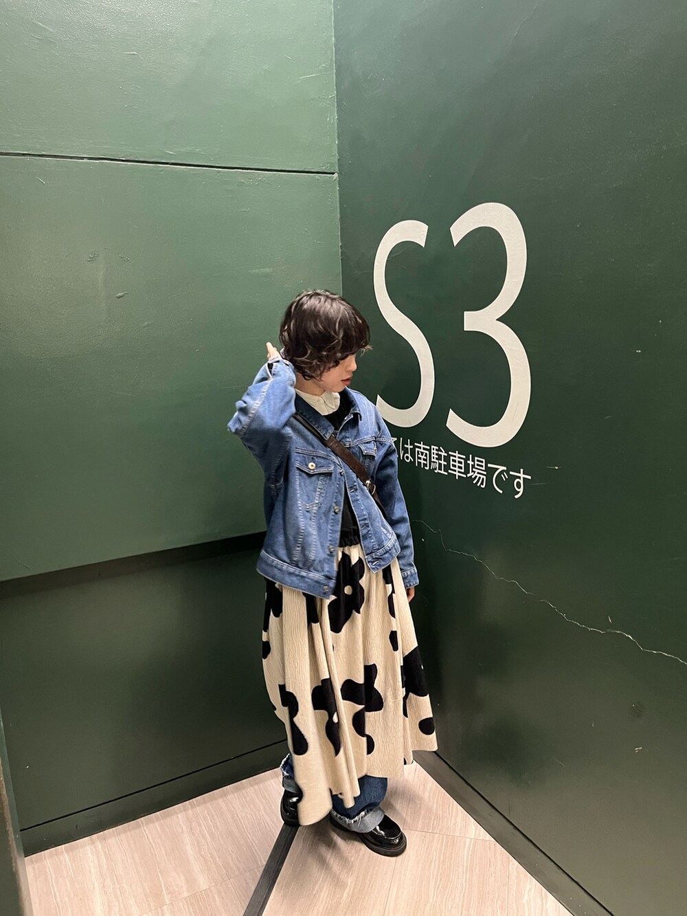 ブルー系のデニムパンツ、ブルー系のデニムジャケット、ホワイト系のシャツ/ブラウスを着用したレディースの冬コーディネートの4枚目の写真