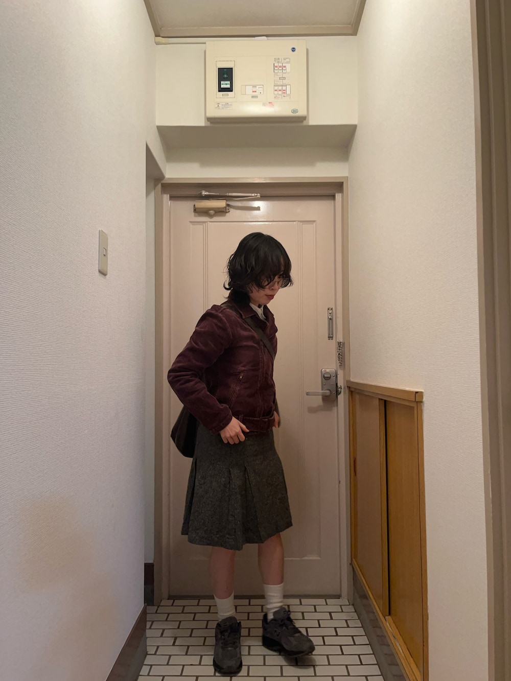 グレー系のスニーカー、グレー系のスカートを着用したレディースの冬コーディネートの3枚目の写真