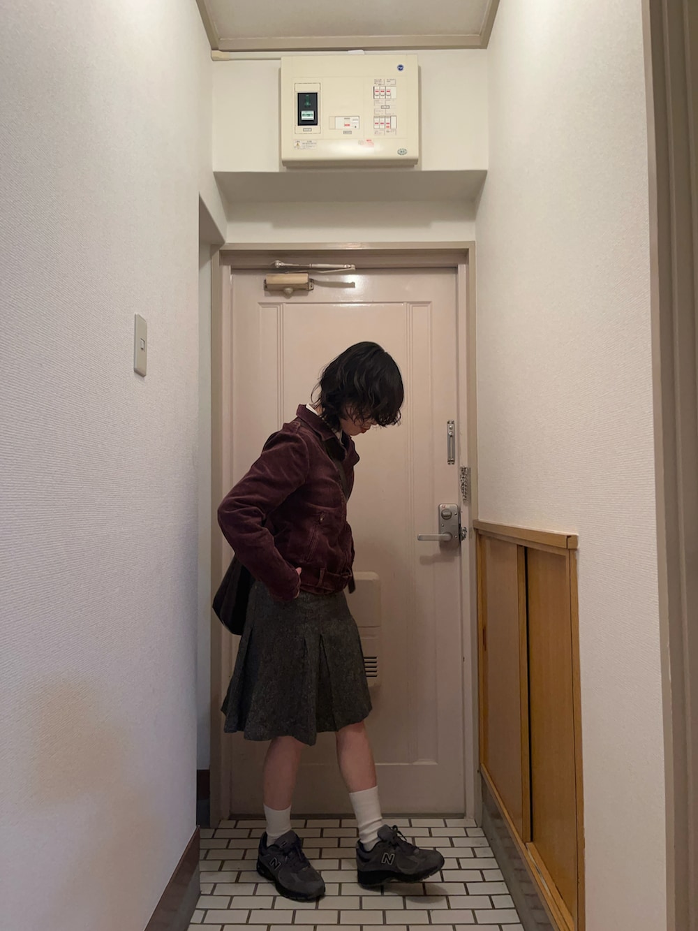 グレー系のスニーカー、グレー系のスカートを着用したレディースの冬コーディネートの4枚目の写真