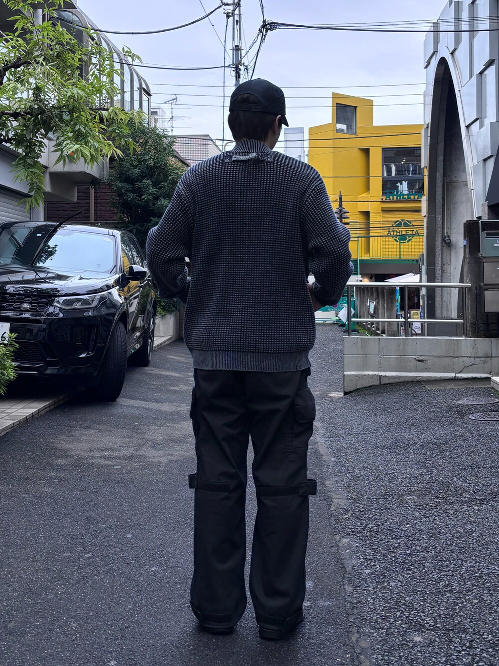 「ニット、カジュアル、キャップ、ネイビー、AVIREX、カーゴパンツ、カジュアルコーデ、秋コーデ、ドライバーズニット、ファッションの力を信じよう」｜「AVIREXのMESH CAP MATS / メッシュ キャップ / AVIREX / アヴィレックス（キャップ、ブルー系）」を使った、しんたろうさん（メンズ・172cm）の秋コーディネートの2枚目の写真
