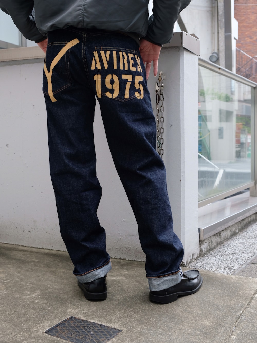 「ミリタリー、アメカジ、ローファー、AVIREX、ミリタリージャケット、デニムパンツ、ミリタリーコーデ、アメカジコーデ、y2k、ファッションの力を信じよう」｜「AVIREXの【6143504】AVIREX　デイリーウエア 半袖 ヘンリーネックTシャツ（Tシャツ/カットソー、ホワイト系）」を使った、しんたろうさん（メンズ・172cm）の秋コーディネートの4枚目の写真