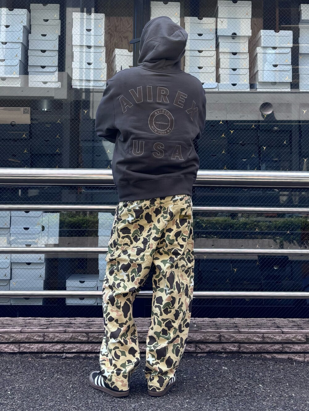 「ミリタリー、シンプル、カモフラ、パーカー、AVIREX、お出かけコーデ、デートコーデ、フーディー、メンズファッション、ファッションの力を信じよう」｜「AVIREXのVARSITY LOGO ZIP SWEAT PARKA NYC / バーシティ ロゴ ジップ スウェット パーカー / AVIREX / アヴィレックス（パーカー、グレー系）」を使った、しんたろうさん（メンズ・172cm）の秋コーディネートの2枚目の写真