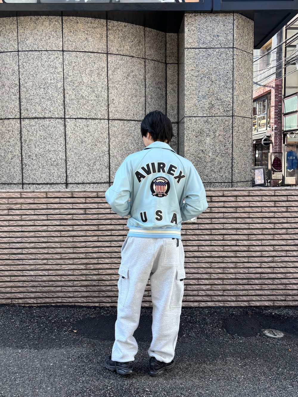 「AVIREX、レザー、レザージャケット、ヴァーシティージャケット、スウェット、カーゴパンツ」｜「AVIREXのLIGHT SIGNATURE VARSITY JACKET / ライト シグネチャー バーシティ ジャケット / AVIREX / アヴィレックス（スタジャン、ブルー系）」を使った、しんたろうさん（メンズ・172cm）の春コーディネートの3枚目の写真