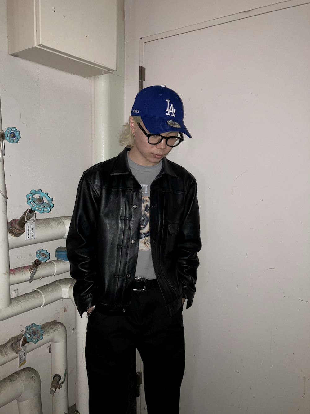 ブラック系のライダースジャケット、グレー系のTシャツ/カットソー、ブラック系のチノパンツを着用したメンズの春コーディネートの2枚目の写真