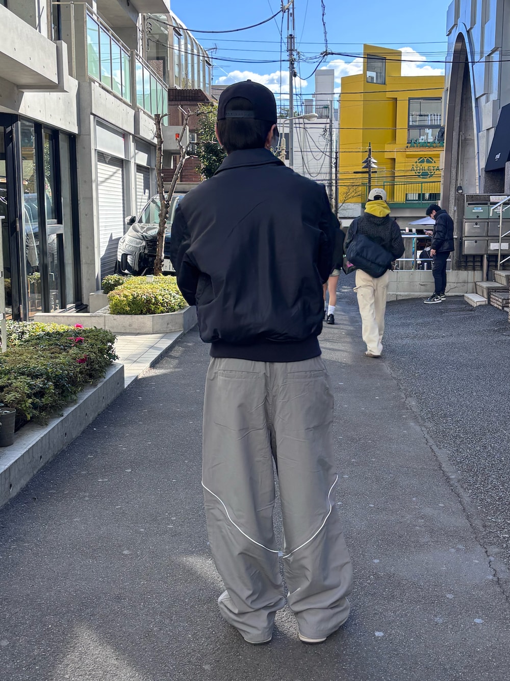 「AVIREX、ファッションの力を信じよう、ブルゾン、MA-1、今日のコーデ、ミリタリージャケット、ナイロンパンツ、春、メンズファッション、オトナカジュアル」｜「AVIREXの×NEW ERA 9フォーティー Aフレーム ロゴキャップ アジャスタブル/9 FORTY A-FRAME LOGO CAP（キャップ、レッド系）」を使った、しんたろうさん（メンズ・172cm）の冬コーディネートの2枚目の写真