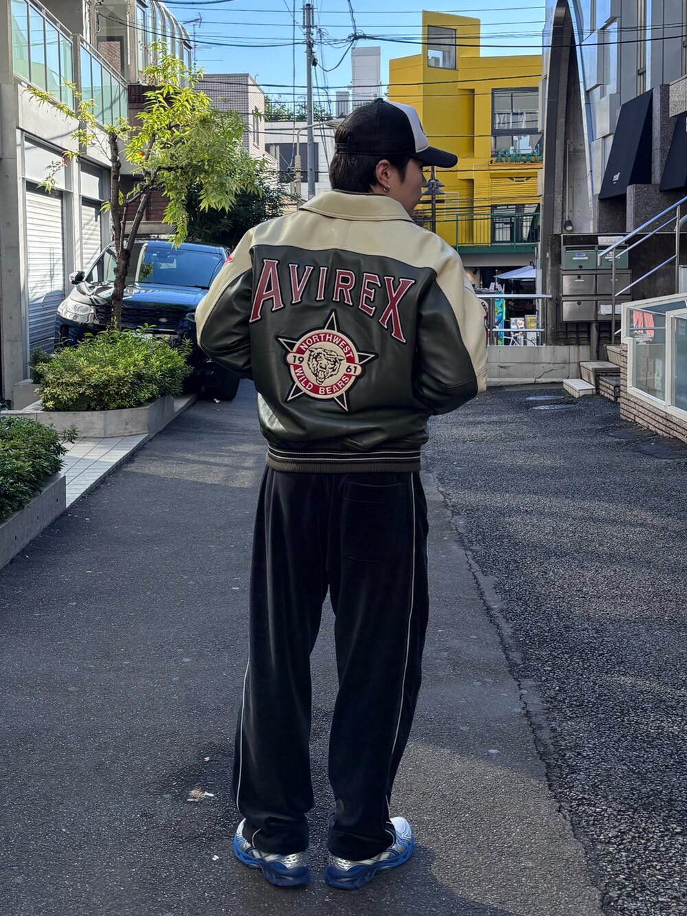 「レザー、AVIREX、休日スタイル、お出かけコーデ、冬、カジュアルコーデ、秋冬コーデ、秋服コーデ、ファッションの力を信じよう、最近のいい感じコーデ」｜「AVIREXのAVIREX×NEW ERA / アヴィレックス / ニューエラ / WAPPEN MESH CAP / ワッペン メッシュキャップ（キャップ、ブラック系）」を使った、しんたろうさん（メンズ・172cm）の秋コーディネートの2枚目の写真