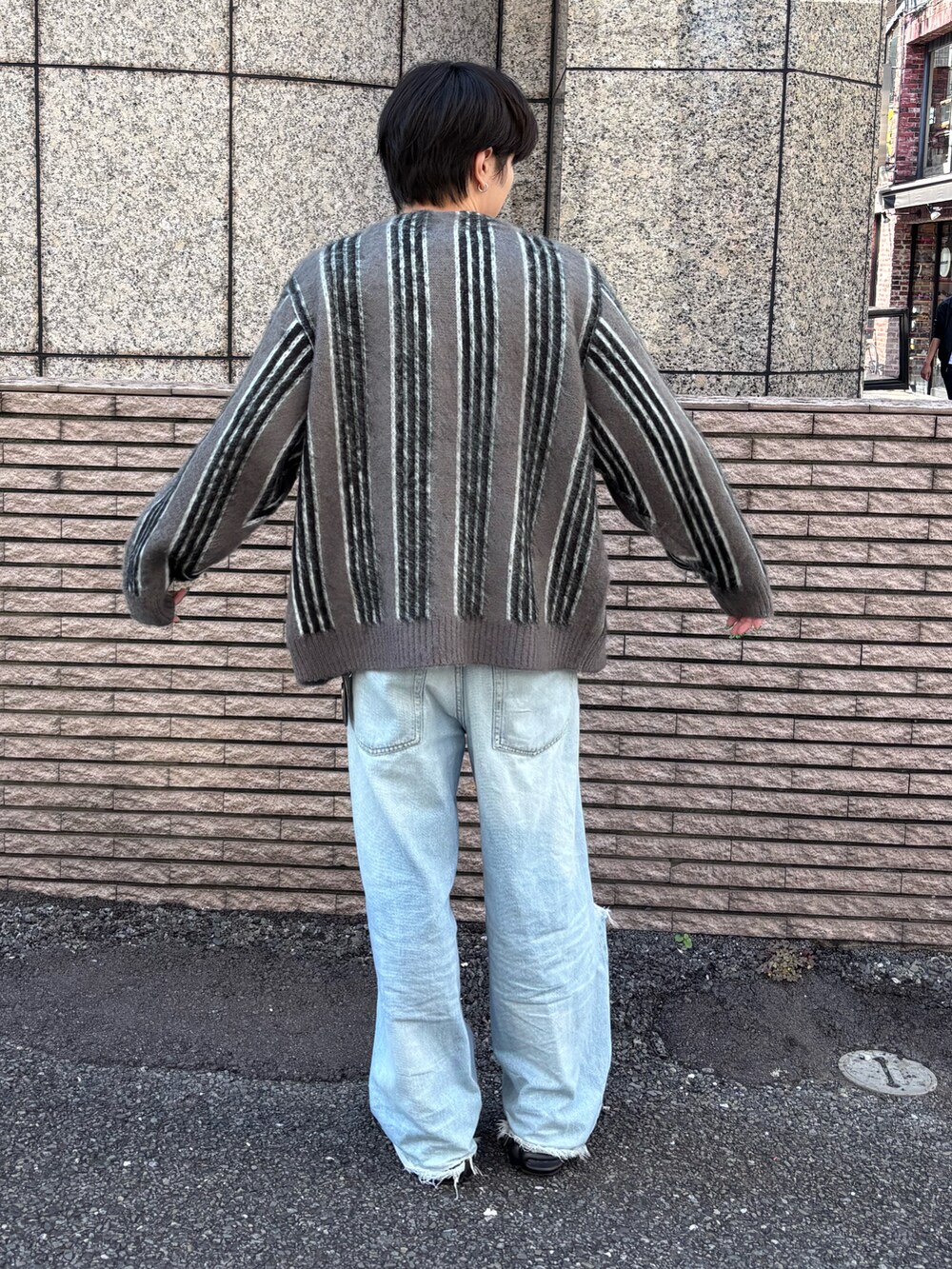「カーディガン、シンプル、AVIREX、大人カジュアル、休日スタイル、大人コーデ、ootd、秋服、秋コーデ、ファッションの力を信じよう」｜「AVIREXのSTRIPE KNIT CARDIGAN / ストライプ ニット カーディガン / AVIREX / アヴィレックス（カーディガン/ボレロ、ブラック系）」を使った、しんたろうさん（メンズ・172cm）の秋コーディネートの2枚目の写真