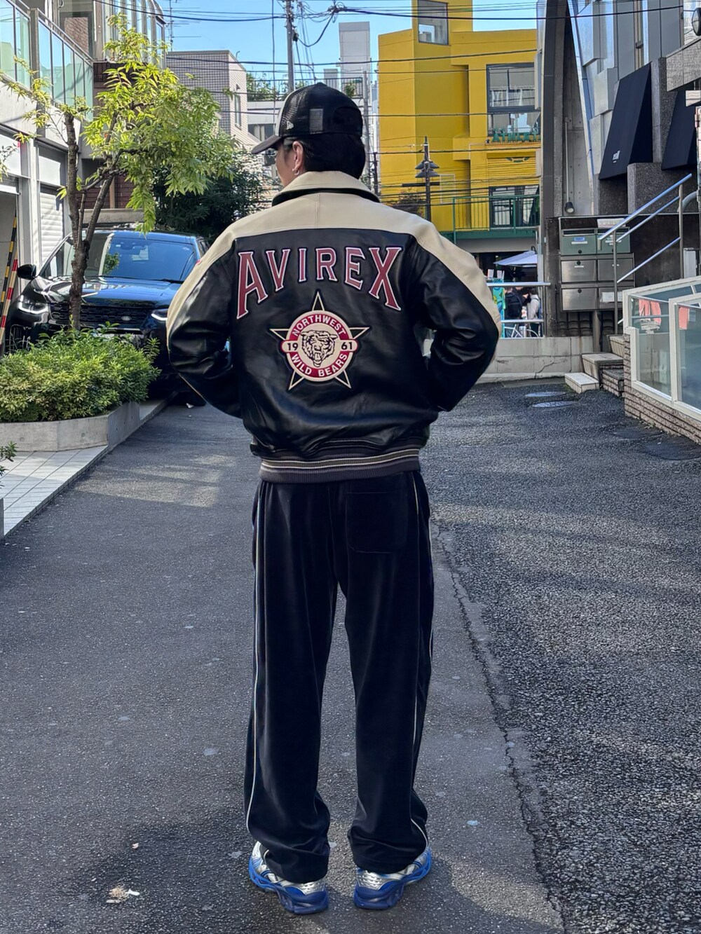 「レザー、レザージャケット、AVIREX、冬コーデ、シンプルコーデ、カジュアルコーデ、秋冬コーデ、冬アウター、ファッションの力を信じよう、最近のいい感じコーデ」｜「AVIREXのAVIREX×NEW ERA / アヴィレックス / ニューエラ / WAPPEN MESH CAP / ワッペン メッシュキャップ（キャップ、ブラック系）」を使った、しんたろうさん（メンズ・172cm）の秋コーディネートの2枚目の写真