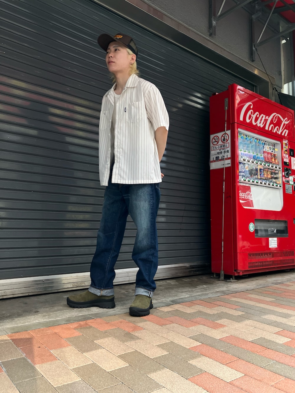 「AVIREX、SCHOTT、今日のコーデ、夏コーデ、シャツ、タンクトップ、キャップ、ファッションの力を信じよう」｜「AVIREXのLOGO MESH CAP / ロゴ メッシュ キャップ / AVIREX / アヴィレックス（キャップ、ブラウン系）」を使った、しんたろうさん（メンズ・173cm）の春コーディネートの3枚目の写真