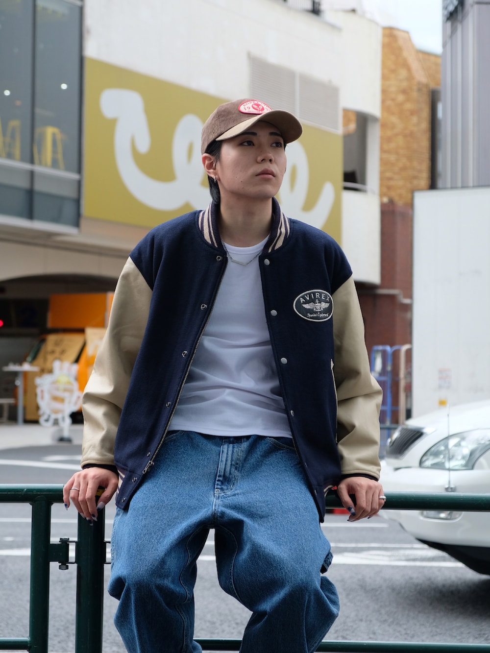 「スタジャン、シンプル、キャップ、ストリート、AVIREX、お出かけコーデ、スケーター、デートコーデ、秋コーデ、ファッションの力を信じよう」｜「AVIREXのWAPPEN CORDUROY LOW CAP / ワッペン コーデュロイ ロウ キャップ / AVIREX / アヴィレックス（キャップ、ブラウン系）」を使った、しんたろうさん（メンズ・172cm）の秋コーディネートの3枚目の写真