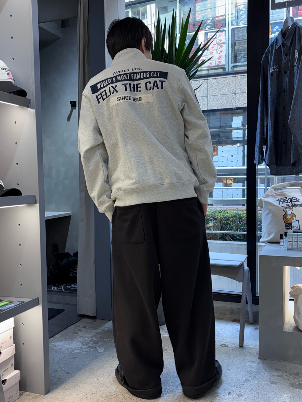 グレー系のスウェットを着用したメンズの冬コーディネートの2枚目の写真