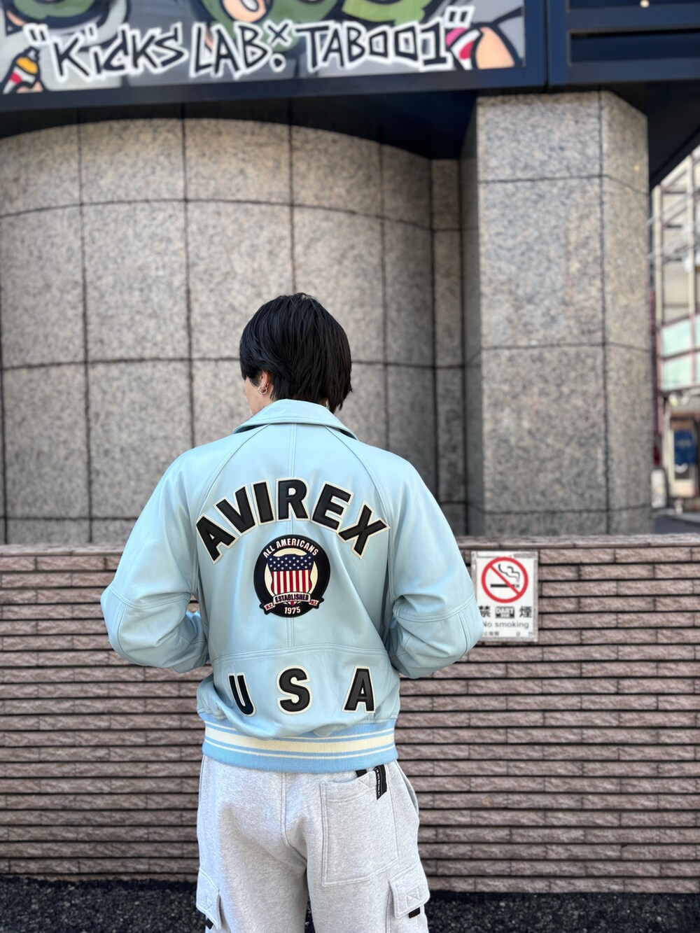 「AVIREX、レザー、レザージャケット、ヴァーシティージャケット、スウェット、カーゴパンツ」｜「AVIREXのLIGHT SIGNATURE VARSITY JACKET / ライト シグネチャー バーシティ ジャケット / AVIREX / アヴィレックス（スタジャン、ブルー系）」を使った、しんたろうさん（メンズ・172cm）の春コーディネートの4枚目の写真