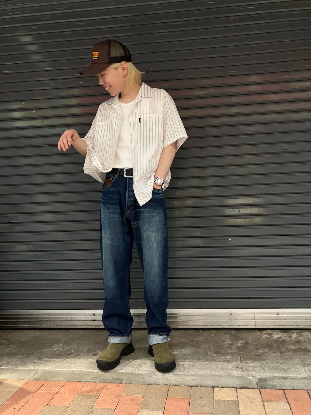 「AVIREX、SCHOTT、今日のコーデ、夏コーデ、シャツ、タンクトップ、キャップ、ファッションの力を信じよう」｜「AVIREXのLOGO MESH CAP / ロゴ メッシュ キャップ / AVIREX / アヴィレックス（キャップ、ブラウン系）」を使った、しんたろうさん（メンズ・173cm）の春コーディネートの2枚目の写真
