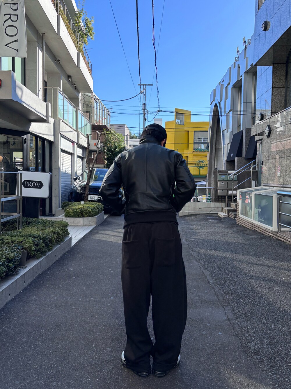 「AVIREX、ファッションの力を信じよう、休日コーデ、大人カジュアル、シンプルスタイル、おでかけコーデ、スウェットパンツ、今日のコーデ、デートコーデ、レザー」｜「AVIREXのSTAND LEATHER MA-1 MOD JACKET / スタンド レザー MA-1 モディファイ ジャケット / AVIREX / アヴィレックス（MA-1、ブラック系）」を使った、しんたろうさん（メンズ・172cm）の冬コーディネートの2枚目の写真