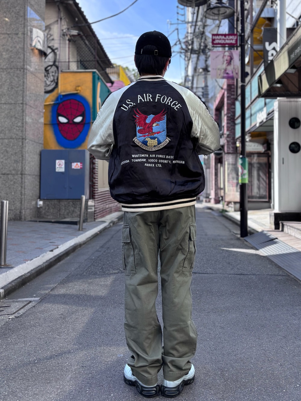 「スカジャン、ミリタリー、キャップ、AVIREX、カーゴパンツ、大人コーデ、秋コーデ、低身長男子、いいね、save、フォローお願いします🤑、ファッションの力を信じよう」｜「AVIREXのWAPPEN CORDUROY LOW CAP / ワッペン コーデュロイ ロウ キャップ / AVIREX / アヴィレックス（キャップ、ブラック系）」を使った、しんたろうさん（メンズ・172cm）の秋コーディネートの2枚目の写真