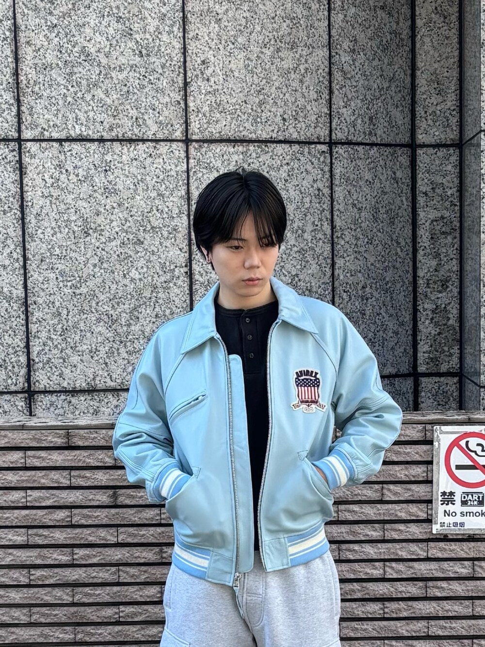 「AVIREX、レザー、レザージャケット、ヴァーシティージャケット、スウェット、カーゴパンツ」｜「AVIREXのLIGHT SIGNATURE VARSITY JACKET / ライト シグネチャー バーシティ ジャケット / AVIREX / アヴィレックス（スタジャン、ブルー系）」を使った、しんたろうさん（メンズ・172cm）の春コーディネートの2枚目の写真