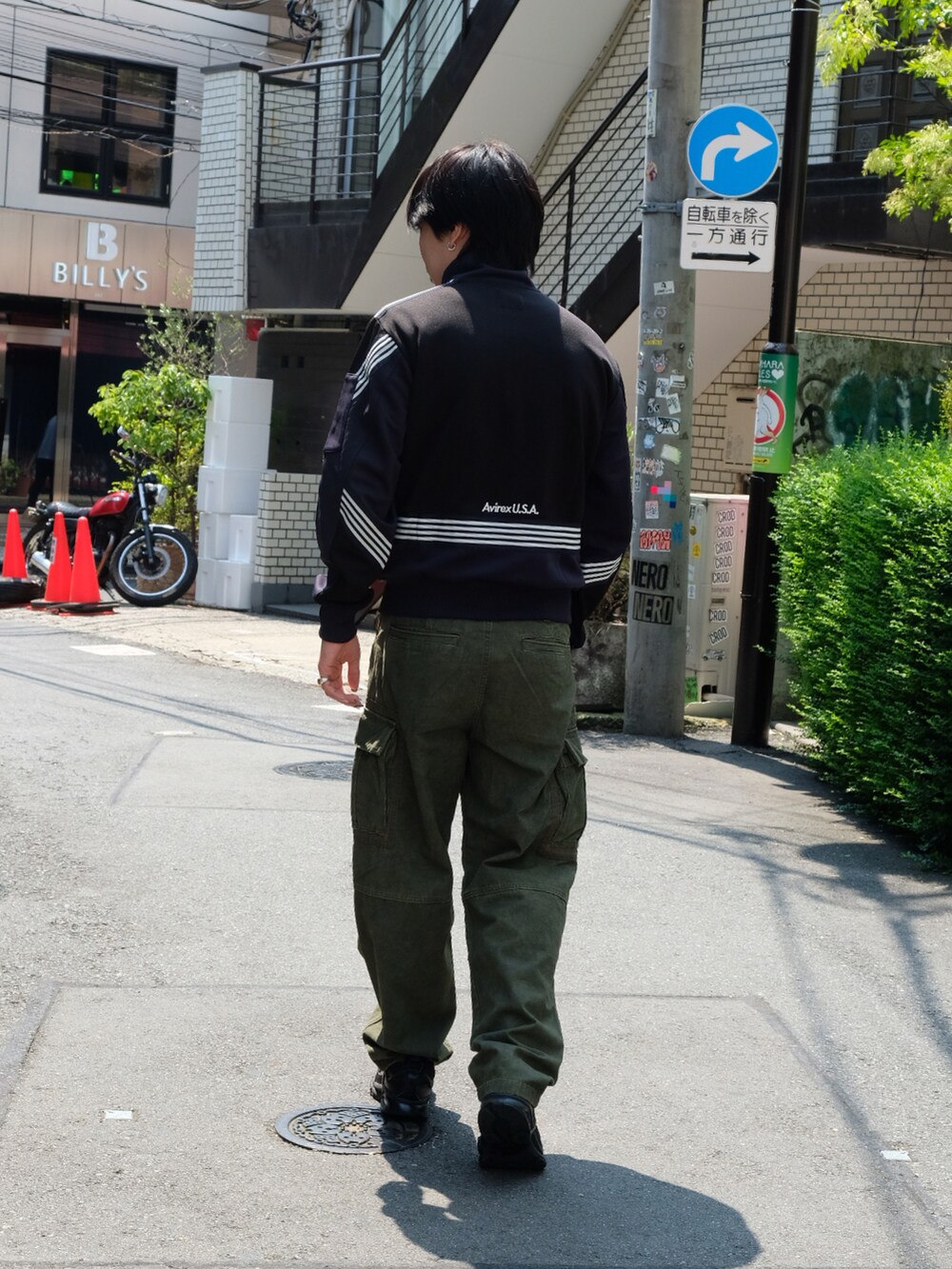 「AVIREX、ジャージ、カーゴパンツ、お出かけコーデ、トラックジャケット、今日のコーデ、秋コーデ、秋服準備はじめました、ファッションの力を信じよう、アツいコーデ全部見せ」｜「AVIREXの《CROSSOVER》TRACK JACKET / トラック ジャケット クロスオーバー / AVIREX / アヴィレックス（ジャージ、ブラック系）」を使った、しんたろうさん（メンズ・172cm）の夏コーディネートの2枚目の写真