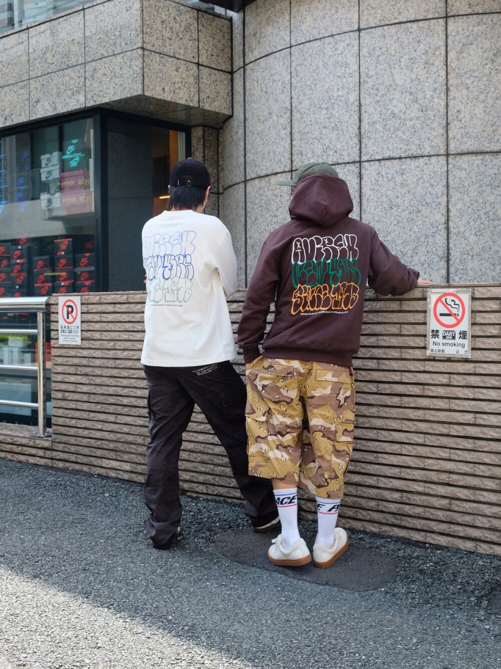 「AVIREX、ファッションの力を信じよう、秋服、今日のコーデ、秋冬コーデ、お洒落さんとつながりたい、ビッグシルエット、ラフコーデ、ブラウンコーデ、初秋コーデ」｜「AVIREXのGRAFFITI AVIREX LONGSLEEVE T-SHIRT / グラフィティ アヴィレックス 長袖Tシャツ / AVIREX / アヴィレック（Tシャツ/カットソー、ホワイト系）」を使った、しんたろうさん（メンズ・172cm）の秋コーディネートの2枚目の写真