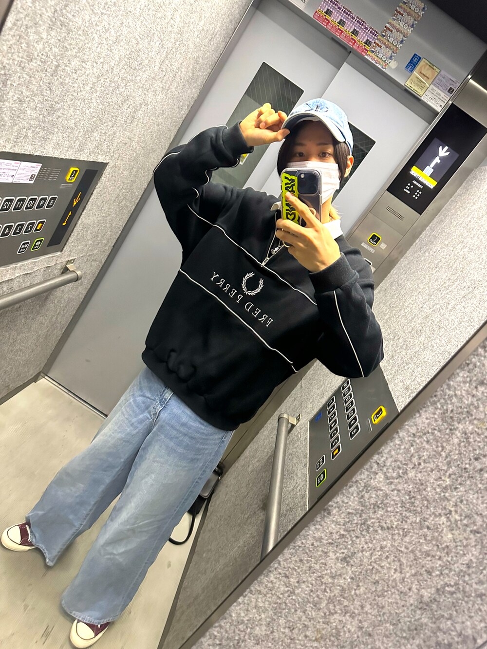 ブルー系のデニムパンツ、レッド系のスニーカー、ブラック系のスウェットを着用したメンズの春コーディネートの2枚目の写真