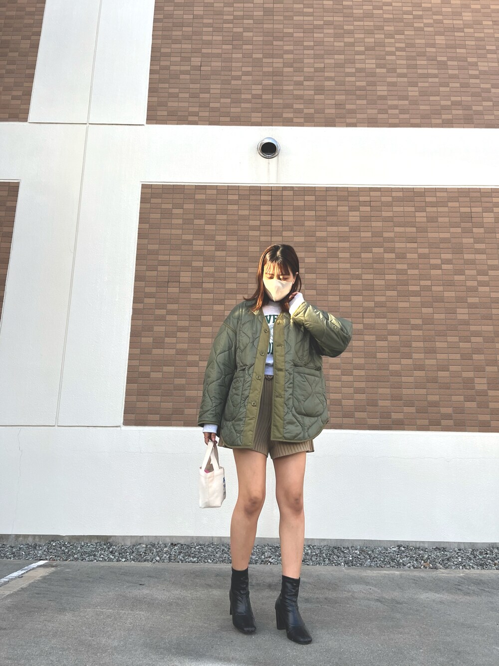 ブラック系のブーツ、ベージュ系のその他パンツ、グレー系のスウェットを着用したレディースの冬コーディネートの2枚目の写真