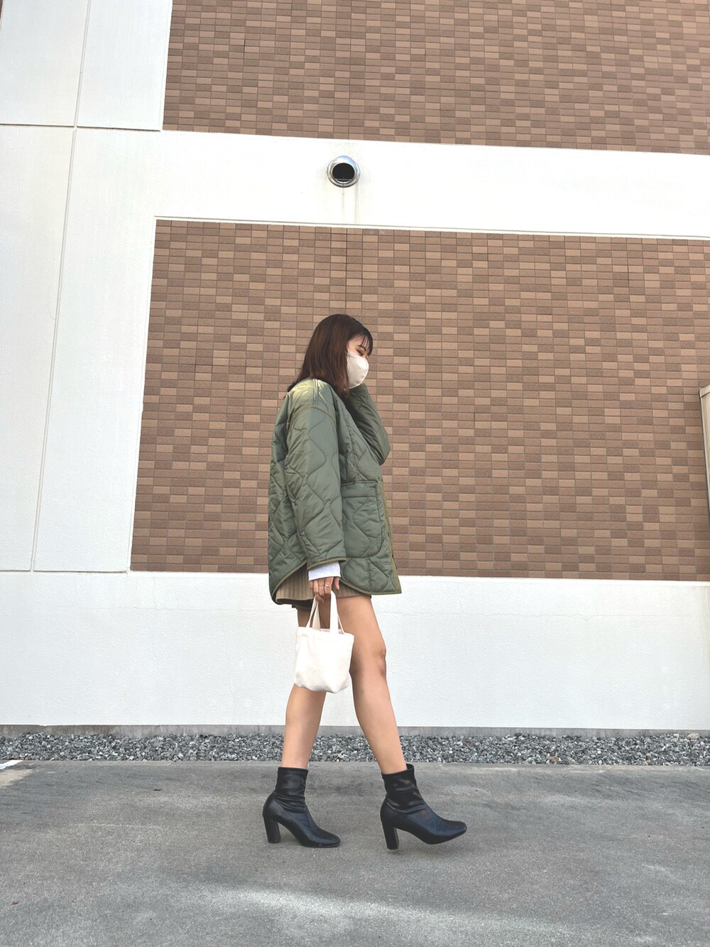 ブラック系のブーツ、ベージュ系のその他パンツ、グレー系のスウェットを着用したレディースの冬コーディネートの3枚目の写真