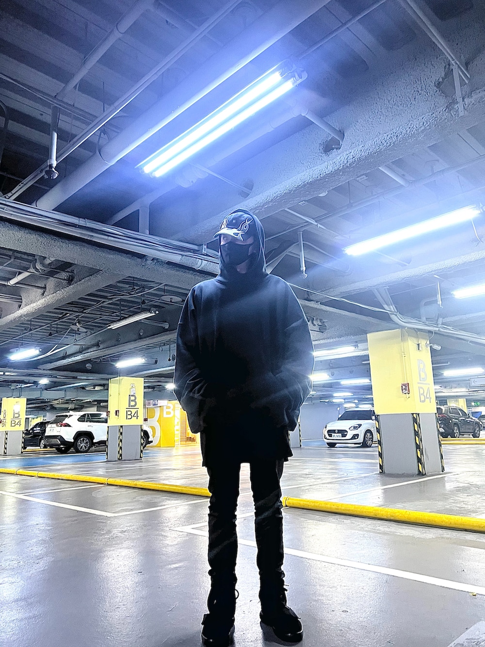 「yeezy、yeezyboost750、Yeezygap」｜「YEEZY GAPのアイテム（パーカー、ブラック系）」を使った、xxdavidgさん（メンズ・176cm）の冬コーディネートの2枚目の写真