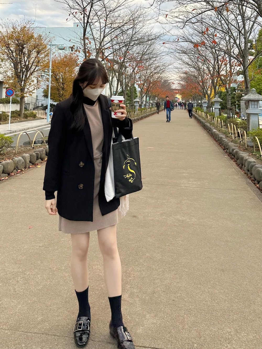 「秋のコーデ、オトナカジュアル、きれいめカジュアル、レイヤードスタイル、ハイネックニット、ワンピーススタイル」｜「ZARAのアイテム（ワンピース、ベージュ系）」を使った、マリナさん（レディース・163cm）の秋コーディネートの2枚目の写真