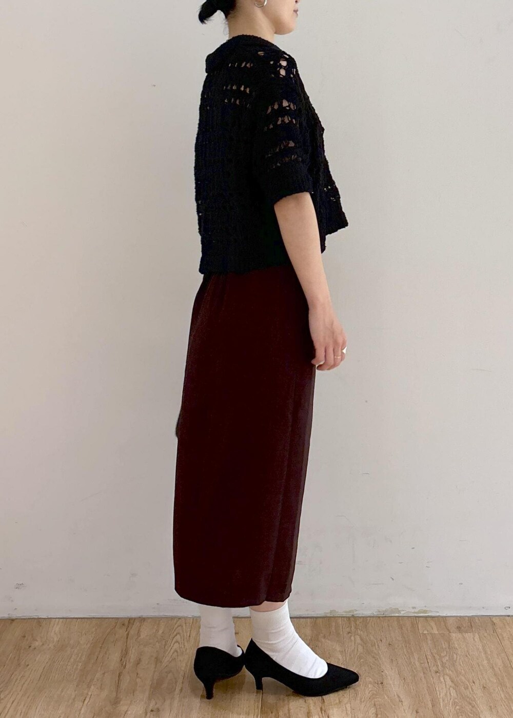 ブラック系のパンプス、ホワイト系のキャミソール、ブラック系のショルダーバッグを着用したレディースの夏コーディネートの4枚目の写真